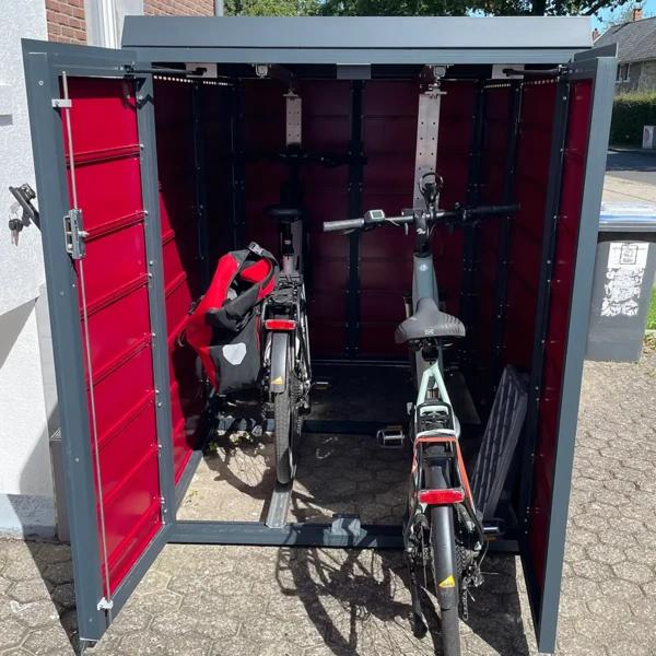 Geöffnete Fahrradgarage für 2 Fahrräder mit rotem Innenraum und zwei Bikes