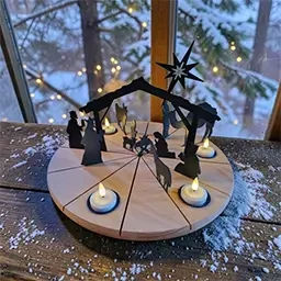 Weihnachtskrippeam winterlichen Fenster